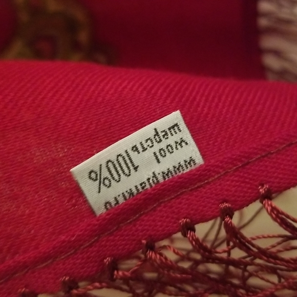 Gorgeous scarf/wrap - Picture 9 of 11